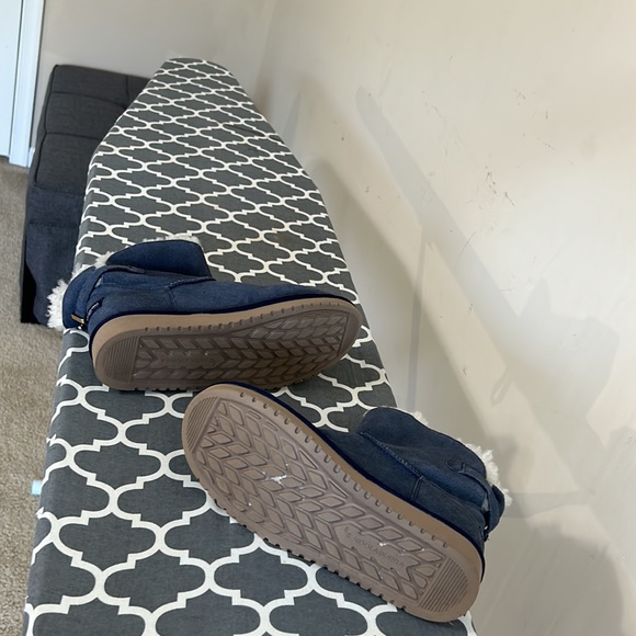 Boots/ uggs - Picture 3 of 3